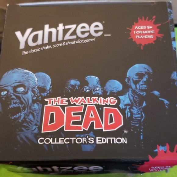 🧟‍♂️COLLECTOR'S EDITION TWD YAHTZEE🧟‍♀️ - Picture 4 of 8